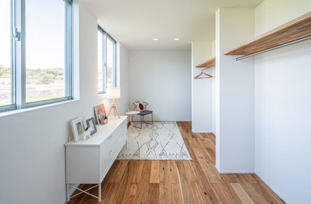 木の質感が映える開放的な住空間のシンプルな平屋 - アイフルホーム - 収納