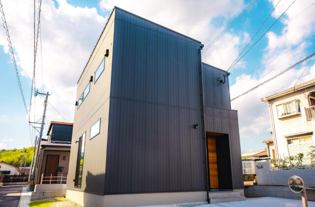 スタイリッシュな黒の外観と家事ラク動線を備えた住まい - アイフルホーム - 外観