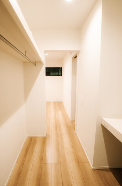 スタイリッシュな黒の外観と家事ラク動線を備えた住まい - アイフルホーム - WIC