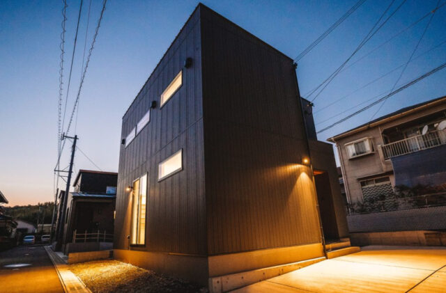スタイリッシュな黒の外観と家事ラク動線を備えた住まい - アイフルホーム - 夜・外観