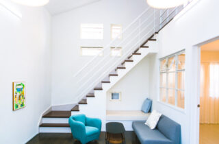 白基調のエレガント×シンプルなロフト付き平屋 - ハウスサポート - リビング・階段・ロフト