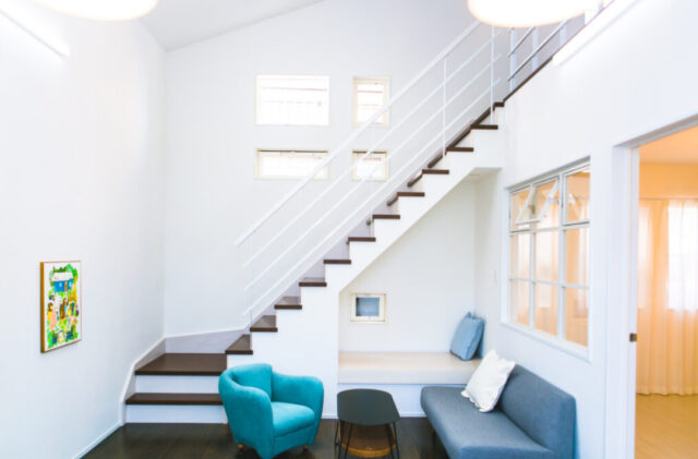 白基調のエレガント×シンプルなロフト付き平屋 - ハウスサポート - リビング・階段・ロフト