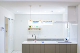 白基調のエレガント×シンプルなロフト付き平屋 - ハウスサポート - キッチン