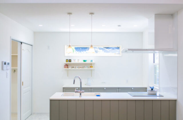 白基調のエレガント×シンプルなロフト付き平屋 - ハウスサポート - キッチン