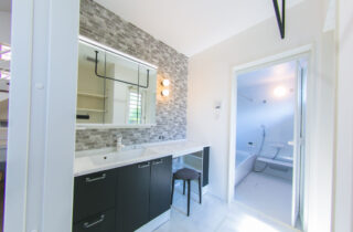 白基調のエレガント×シンプルなロフト付き平屋 - ハウスサポート - 洗面スペース