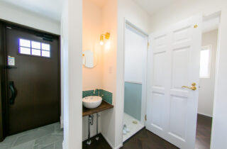 白基調のエレガント×シンプルなロフト付き平屋 - ハウスサポート - 玄関