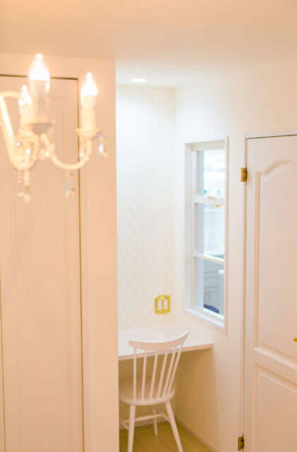 白基調のエレガント×シンプルなロフト付き平屋 - ハウスサポート - 多目的スペース