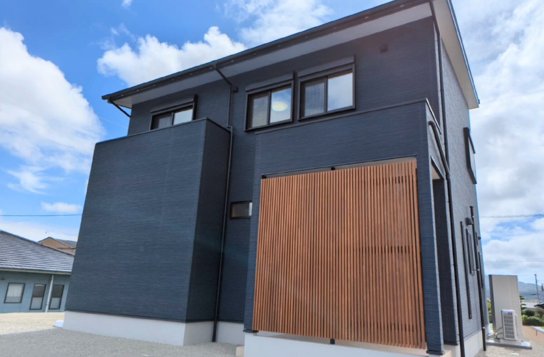 ネイビーの外壁に木の格子が映えるカジュアルモダンな2階建て - ハウスサポート - 外観