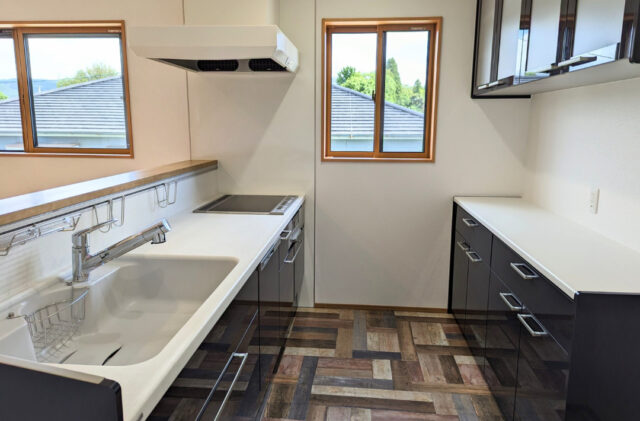 ネイビーの外壁に木の格子が映えるカジュアルモダンな2階建て - ハウスサポート - キッチン