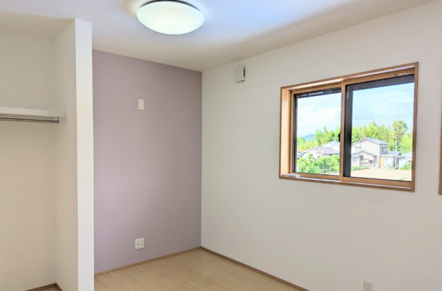 ネイビーの外壁に木の格子が映えるカジュアルモダンな2階建て - ハウスサポート - 洋室