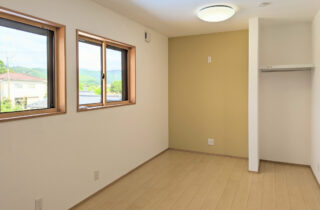 ネイビーの外壁に木の格子が映えるカジュアルモダンな2階建て - ハウスサポート - 洋室