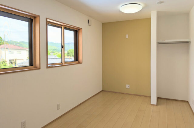 ネイビーの外壁に木の格子が映えるカジュアルモダンな2階建て - ハウスサポート - 洋室