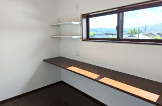 ネイビーの外壁に木の格子が映えるカジュアルモダンな2階建て - ハウスサポート - ワークスペース