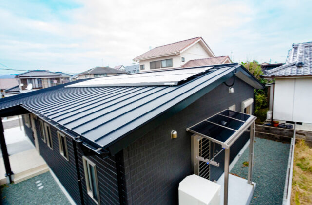 片流れ屋根でスタイリッシュな外観の家事ラクを叶える平屋 - ハウスサポート - 屋根