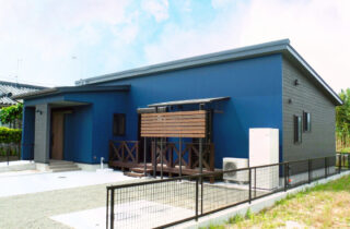 ツートンカラーが映える外壁が特徴の24坪に4LDKを叶えた平屋 - ハウスサポート - 外観正面