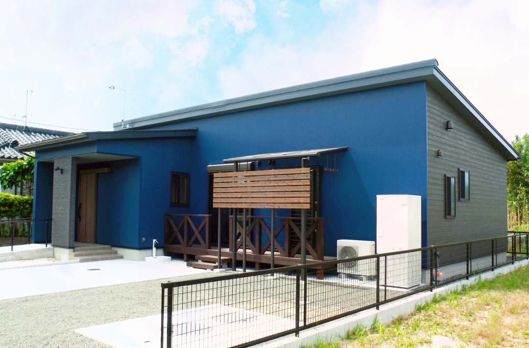 ツートンカラーが映える外壁が特徴の24坪に4LDKを叶えた平屋 - ハウスサポート - 外観正面