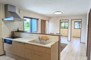 ツートンカラーが映える外壁が特徴の24坪に4LDKを叶えた平屋 - ハウスサポート - LDK