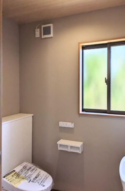 ツートンカラーが映える外壁が特徴の24坪に4LDKを叶えた平屋 - ハウスサポート - トイレ