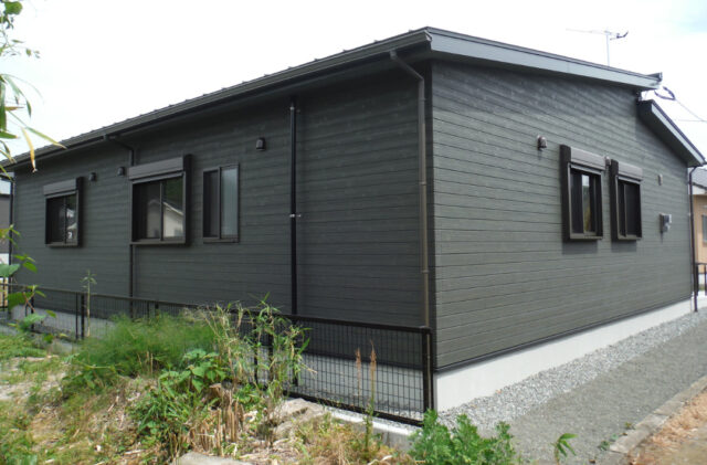 ツートンカラーが映える外壁が特徴の24坪に4LDKを叶えた平屋 - ハウスサポート - 外観裏