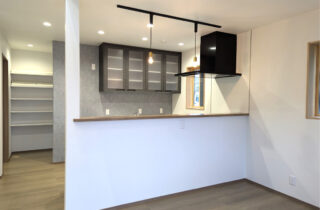 吹き抜けのある開放的でスタイリッシュモダンな2階建て - ハウスサポート - キッチン正面