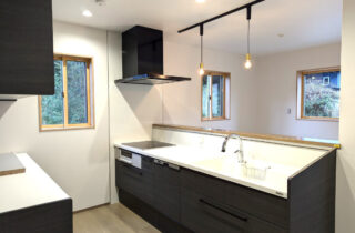 吹き抜けのある開放的でスタイリッシュモダンな2階建て - ハウスサポート - キッチン