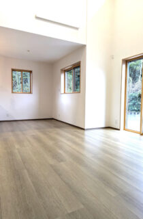 吹き抜けのある開放的でスタイリッシュモダンな2階建て - ハウスサポート - リビング