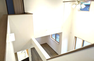 吹き抜けのある開放的でスタイリッシュモダンな2階建て - ハウスサポート - 吹き抜け