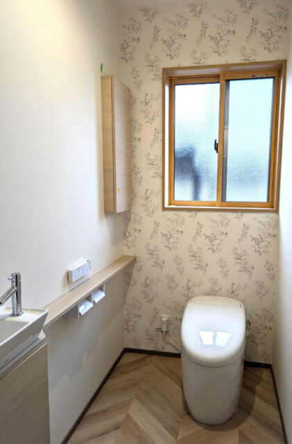 吹き抜けのある開放的でスタイリッシュモダンな2階建て - ハウスサポート - トイレ