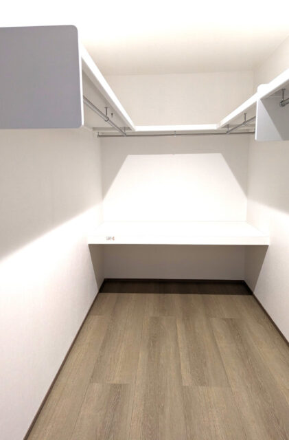 吹き抜けのある開放的でスタイリッシュモダンな2階建て - ハウスサポート - ウォークインクローゼット