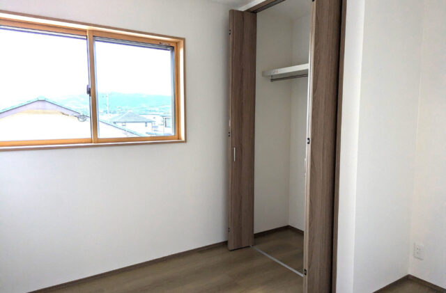 吹き抜けのある開放的でスタイリッシュモダンな2階建て - ハウスサポート - 洋室