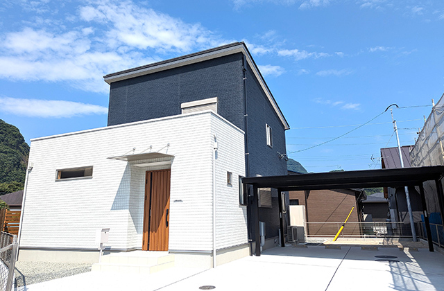 ネイビーとホワイトの4LDK2階建てモダン邸宅 - ハウスサポート