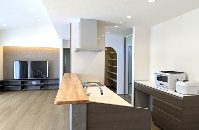 アクセントウォールに間接照明が優美なナチュラルモダン平屋 - ハウスサポート