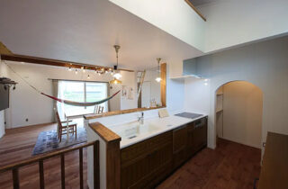 キッチン - コラベルタイルの洗面台やリビングにハンモックがあるこだわりの平屋 J・M・C