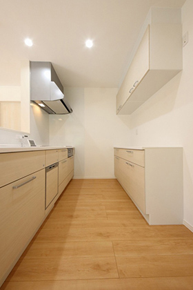キッチン - 白と木の色を基調としたリラックスできる内観の4LDK平屋 かえるホーム