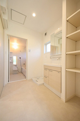 洗面所・浴室 - 白と木の色を基調としたリラックスできる内観の4LDK平屋 かえるホーム