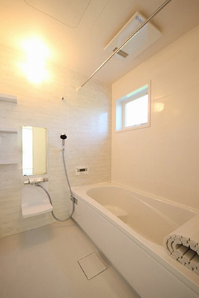 浴室 - 白と木の色を基調としたリラックスできる内観の4LDK平屋 かえるホーム