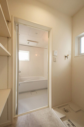 浴室 - 和室と一体型の広々リビングが魅力的な5LDK2階建て かえるホーム
