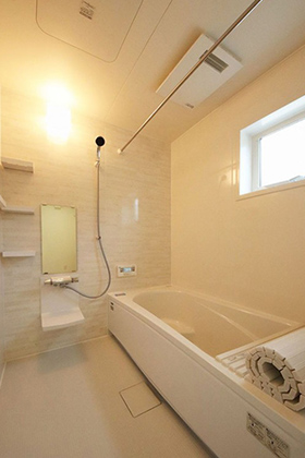浴室 - 和室一体型の明るいリビングとストレート型の対面キッチンが魅力的な4LDK平屋建て かえるホーム