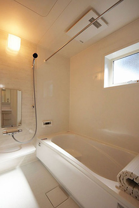 浴室 - 日当たり重視の明るいリビングがある、家事動線を考えた4LDK平屋 かえるホーム