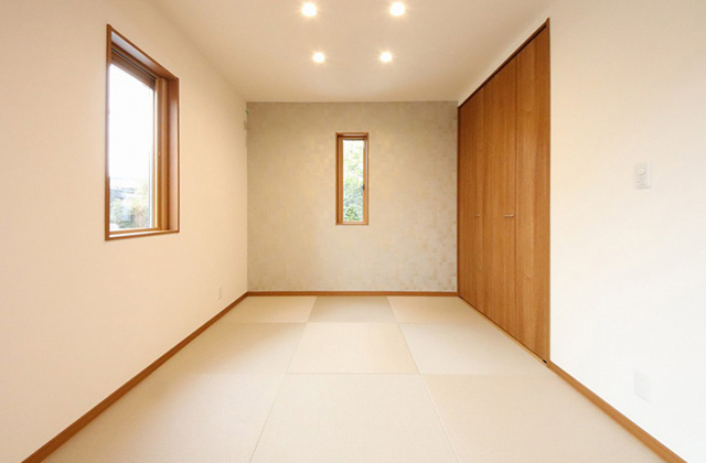 和室 - 一体型のリビングと和室の空間が魅力のモノトーンの2階建て かえるホーム