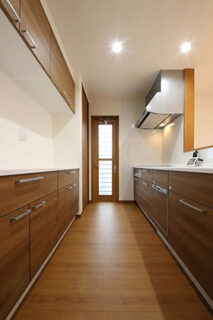 キッチン - 一体型のリビングと和室の空間が魅力のモノトーンの2階建て かえるホーム