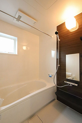浴室 - 一体型のリビングと和室の空間が魅力のモノトーンの2階建て かえるホーム