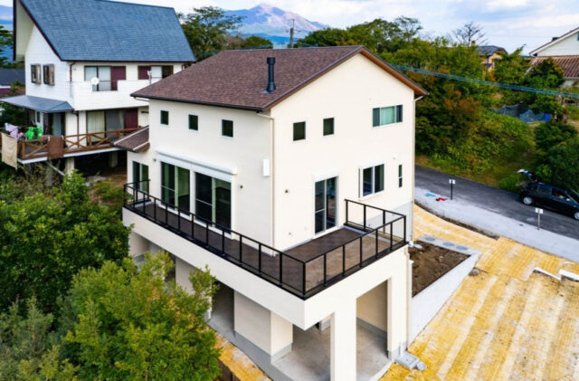 薪ストーブに癒やされるモダン・ロッジ風の開放的な住まい - カマダの家 - 外観