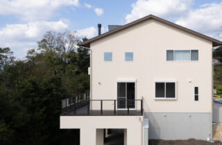 薪ストーブに癒やされるモダン・ロッジ風の開放的な住まい - カマダの家 - 外観