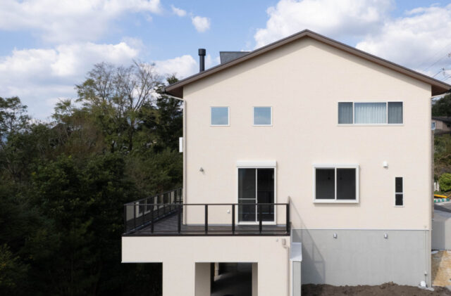 薪ストーブに癒やされるモダン・ロッジ風の開放的な住まい - カマダの家 - 外観