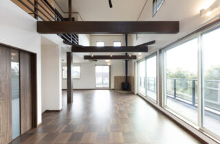 薪ストーブに癒やされるモダン・ロッジ風の開放的な住まい - カマダの家 - リビング