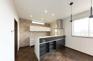 薪ストーブに癒やされるモダン・ロッジ風の開放的な住まい - カマダの家 - キッチン