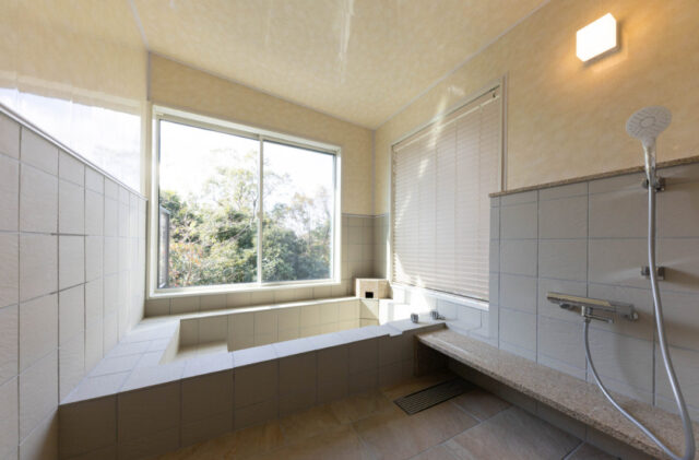 薪ストーブに癒やされるモダン・ロッジ風の開放的な住まい - カマダの家 - 浴室