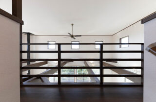 薪ストーブに癒やされるモダン・ロッジ風の開放的な住まい - カマダの家 - 吹き抜け