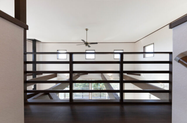 薪ストーブに癒やされるモダン・ロッジ風の開放的な住まい - カマダの家 - 吹き抜け